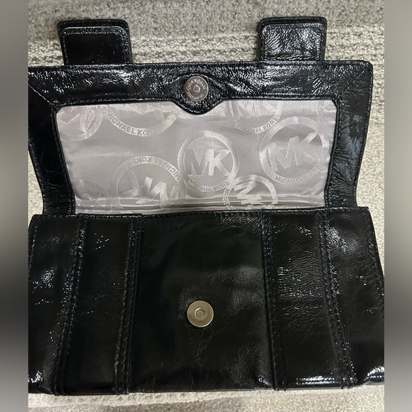 ✨ LIKE NEW ✨ Michael Kors Black Patent Leather Double Buckle Clutch - Picture 4 of 4